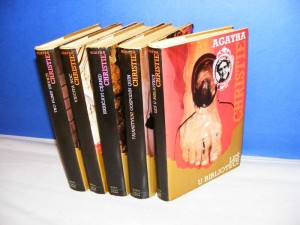 AGATHA CHRISTIE 5 KNJIGA AGATA KRISTI globus/zagreb matica srpska/novi sad 1988 tvrd povez stanje dobar (3) -leš u biblioteci -tko plimu uhvati -vječita noć -tajanstveni gospodin quin -iskričavi cijanid