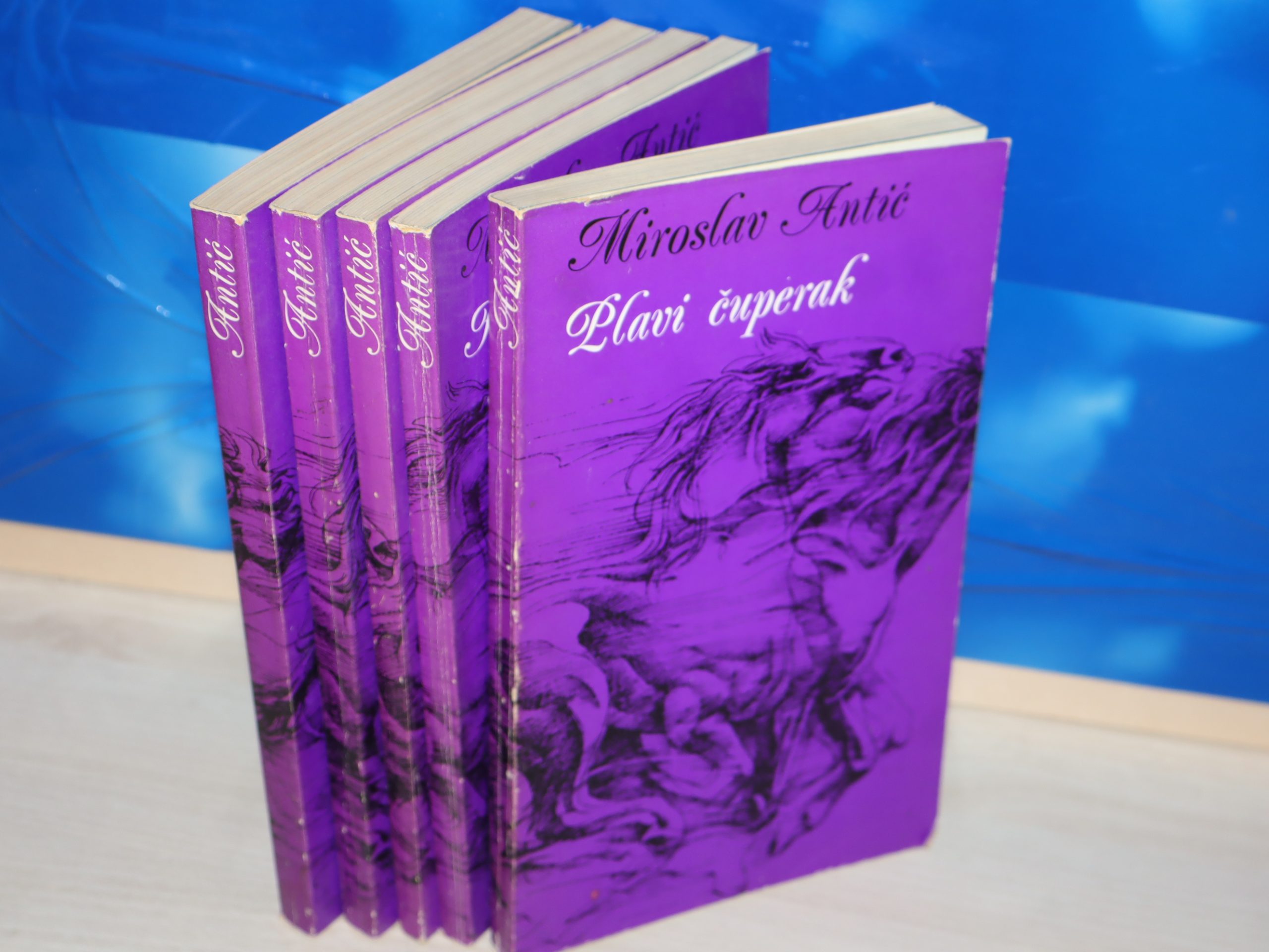 Mika Antic Pra-govor 1-5 Izdavac : Jugoart, Zagreb Godina : 1986. ilustrovano. Stanje : Veoma dobro Mek povez, Horoskop Tako zisljam nebo Plavi cuperak Garavi sokak Hodajuci na rukama Stanje veoma dobro.
